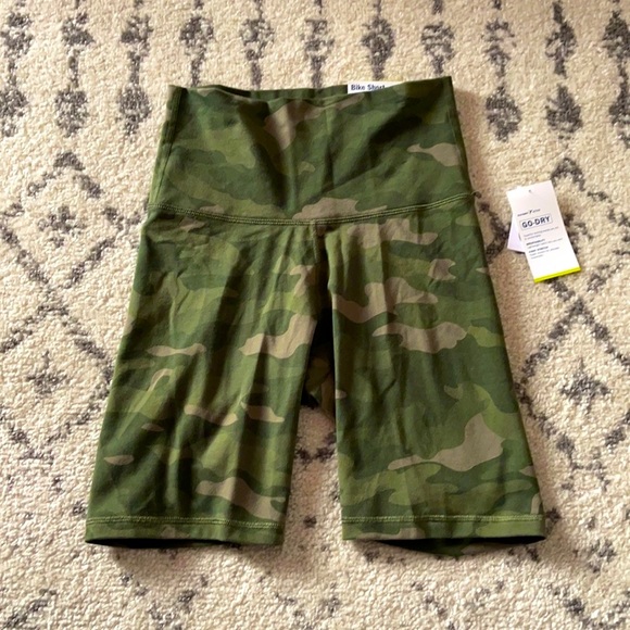 Old Navy women’s bike shorts extra high rise - Picture 2 of 3